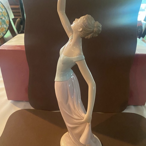 NAO PORCELAIN - Picture 3 of 4